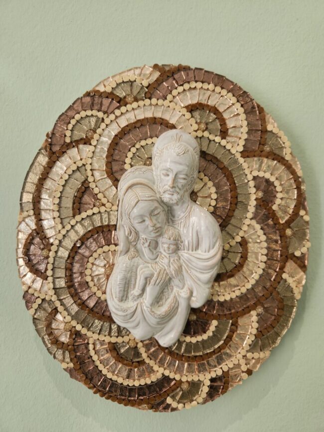 Sacra famiglia con fondo bronzo in specchio a mosaico
