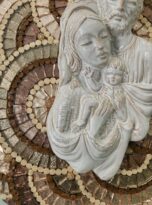 Sacra famiglia con fondo bronzo in specchio a mosaico