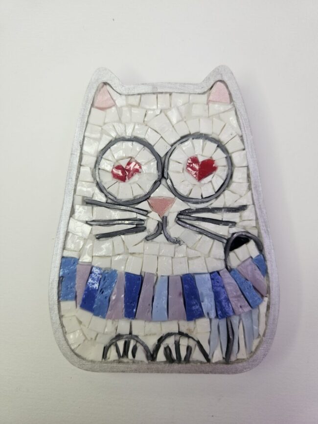 Gatto con occhi cuore in mosaico