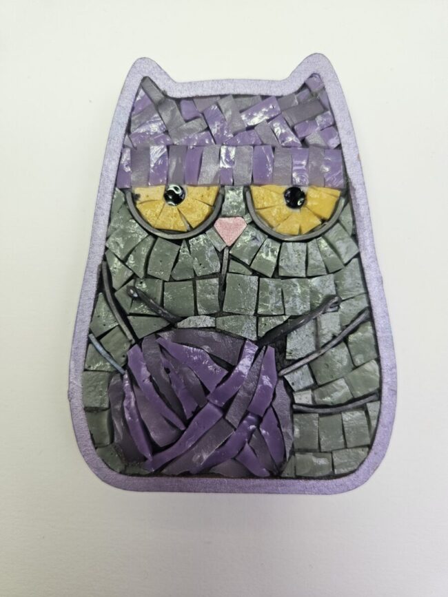 Gatto con gomitolo in mosaico