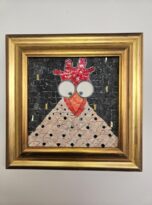 Gallina in marmo rosa con fondo nero
