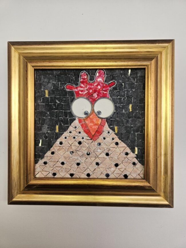 Gallina in marmo rosa con fondo nero