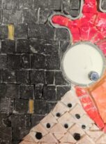 Gallina in marmo rosa con fondo nero