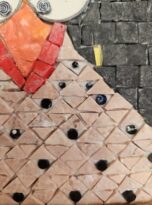 Gallina in marmo rosa con fondo nero