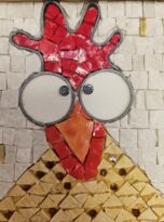 Gallina in marmo giallo con fondo bianco