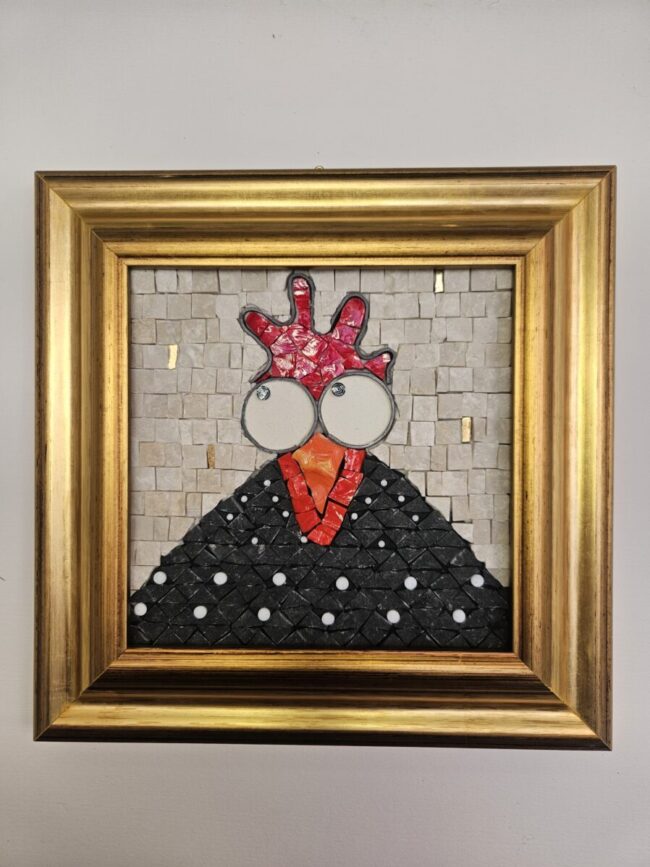 Gallina in marmo nero con fondo bianco