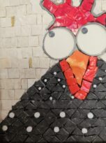 Gallina in marmo nero con fondo bianco
