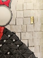 Gallina in marmo nero con fondo bianco