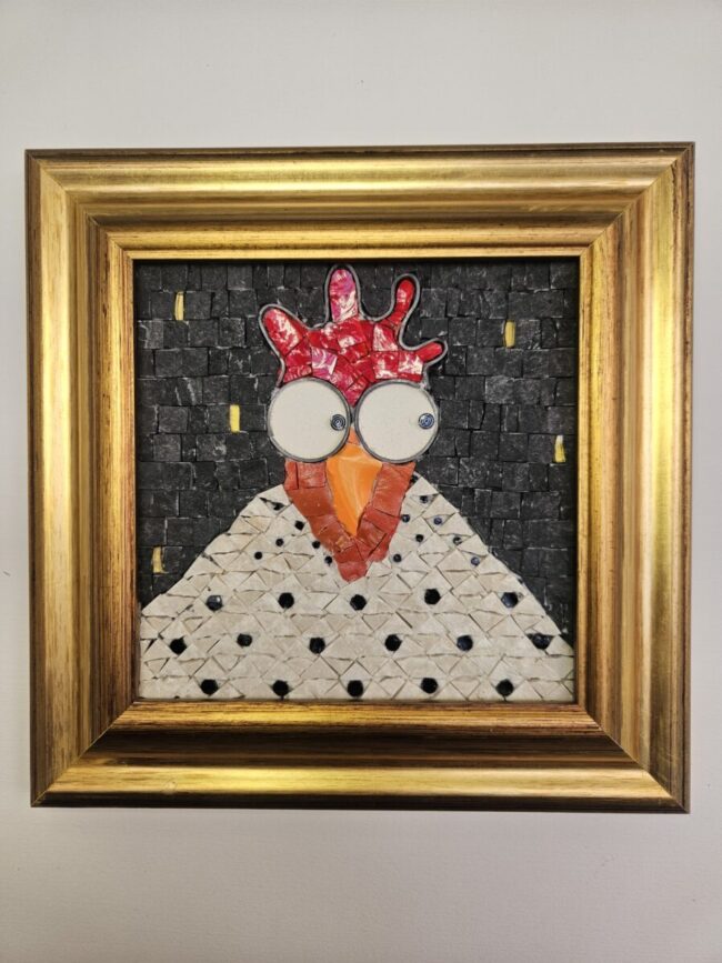 Gallina in marmo bianco con fondo nero