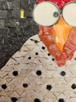 Gallina in marmo bianco con fondo nero