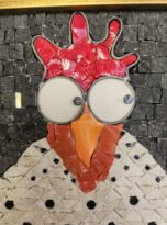 Gallina in marmo bianco con fondo nero
