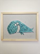 Ballena azzurra in mosaico e metallo