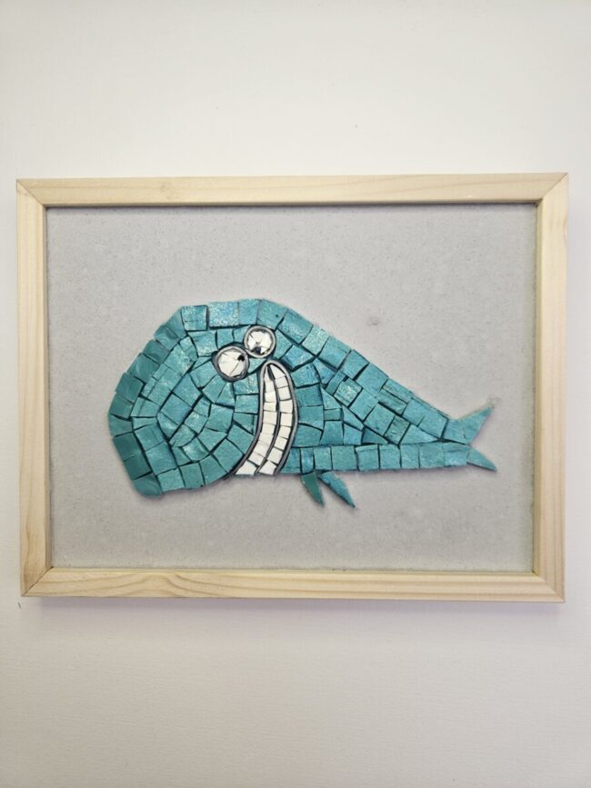 Ballena azzurra in mosaico e metallo