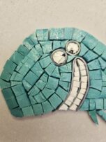Ballena azzurra in mosaico e metallo
