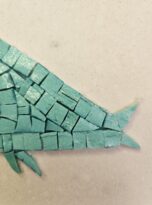 Ballena azzurra in mosaico e metallo