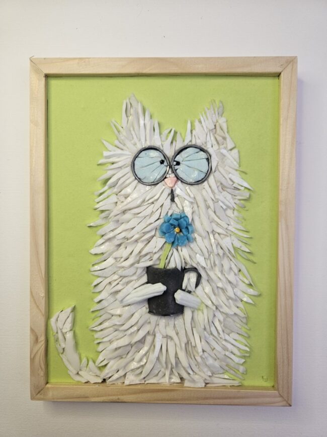 Gatto bianco con fiore