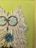 Gatto bianco con fiore