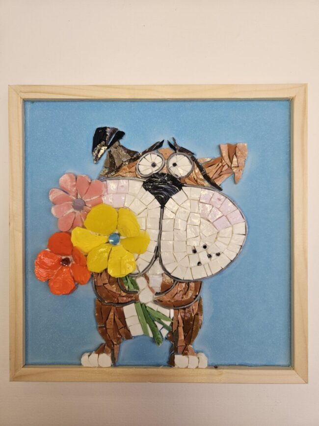 Cane con fiori mosaico