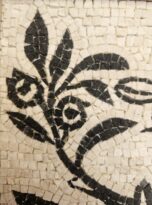 Uccellino su ramo di melograno in mosaico copia di romano