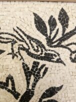 Uccellino su ramo di melograno in mosaico copia di romano