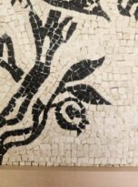 Uccellino su ramo di melograno in mosaico copia di romano