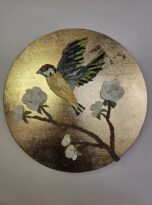 uccellino mosaico fiore bianco di sopra legno dorato