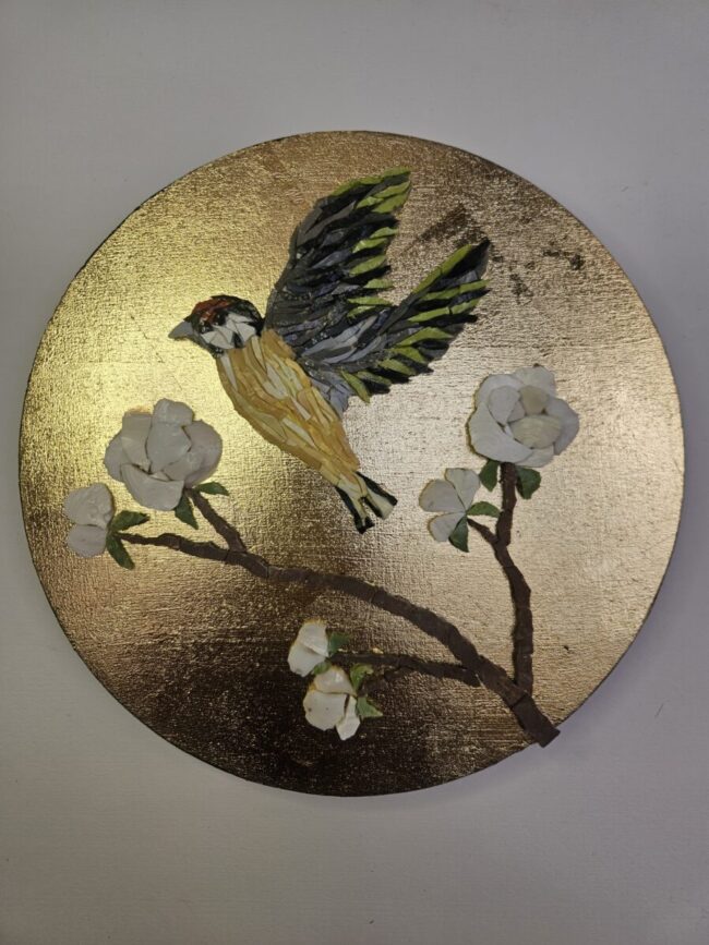 uccellino mosaico fiore bianco di sopra legno dorato