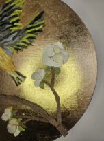 uccellino mosaico fiore bianco di sopra legno dorato