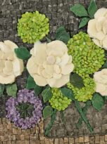 Bondegon de flores in mosaico con peonie e ortensie