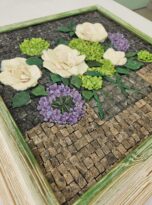 Bondegon de flores in mosaico con peonie e ortensie