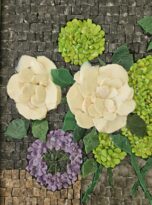 Bondegon de flores in mosaico con peonie e ortensie