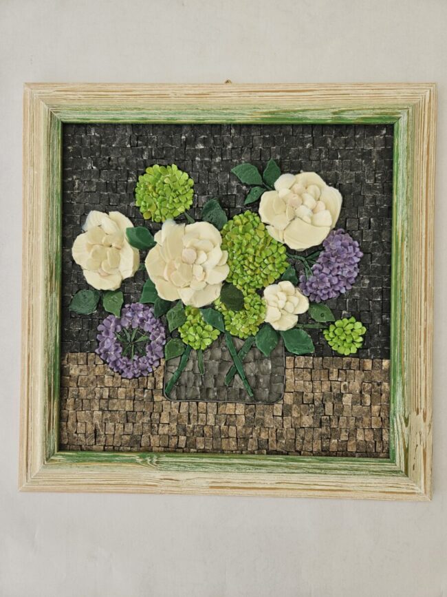 Bondegon de flores in mosaico con peonie e ortensie