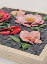 Bondegon de flores in smalto con fondo malmo nero