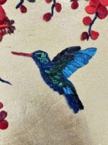 colibrì in mosaico con fiori rossi