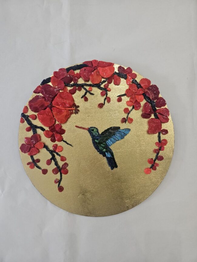 colibrì in mosaico con fiori rossi