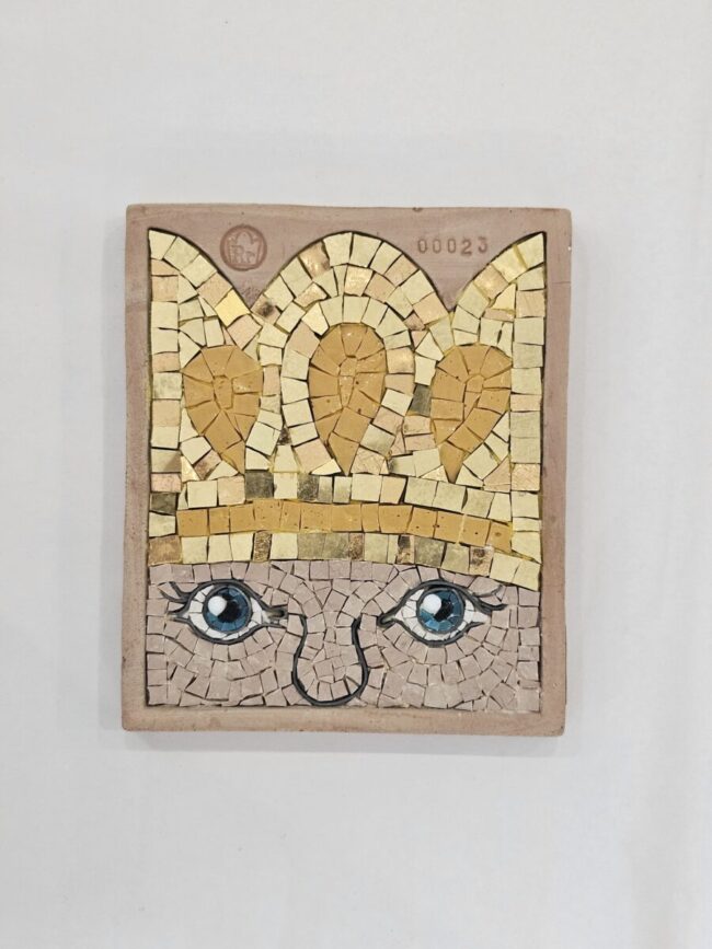 coroncine in mosaico con oro e ritratto