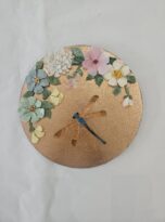 Libellula e cascata di fiori in mosaico