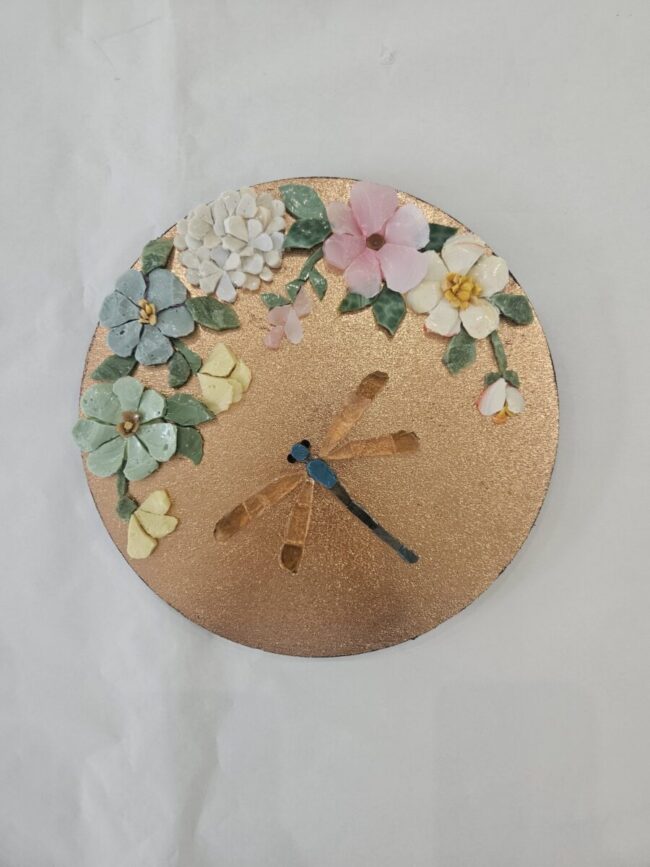 Libellula e cascata di fiori in mosaico