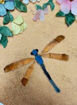 Libellula e cascata di fiori in mosaico