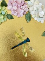 Libellula e ortensie in mosaico