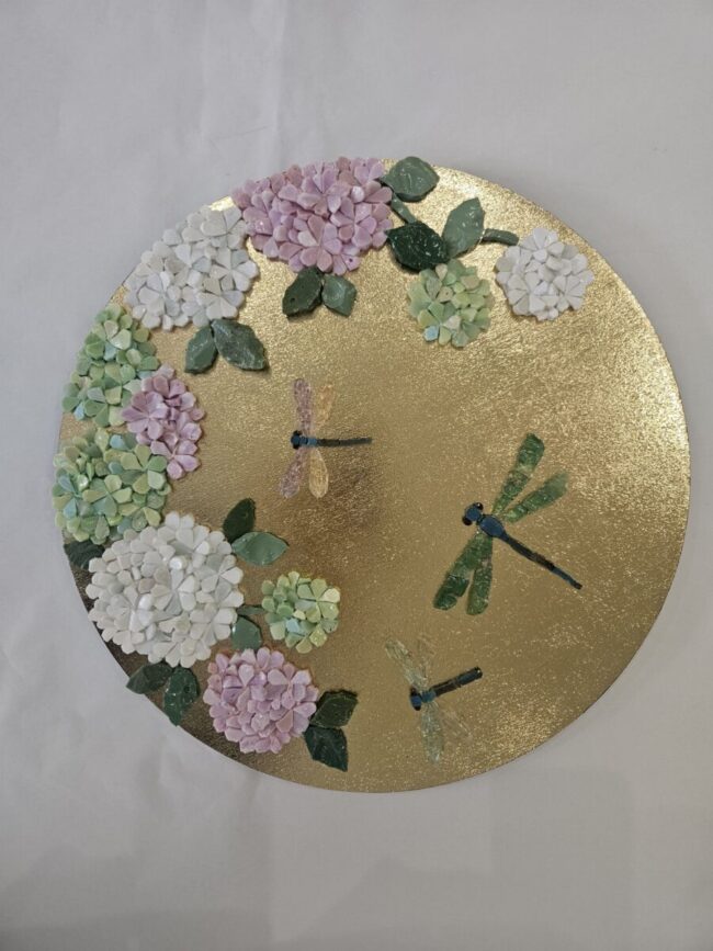 Libellule in mosaico con ortensie