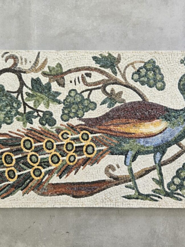 Copia di mosaico romano in marmo con pavone multicolor e grappolo uva